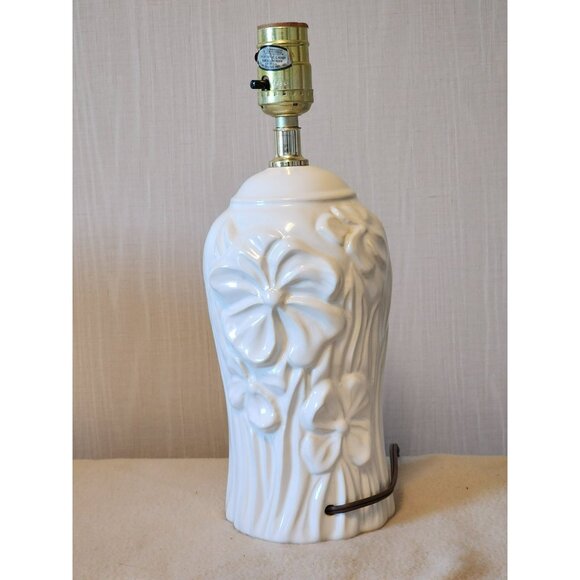 Vintage White Ceramic Floral Crown Creative Ind Table Lamp Tested Does Not Work - Picture 3 of 10